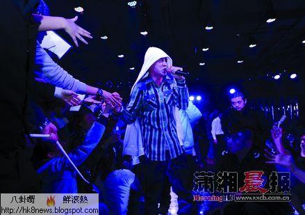 陳冠希酒吧獻唱 粉絲高喊“張柏芝”助興(圖)