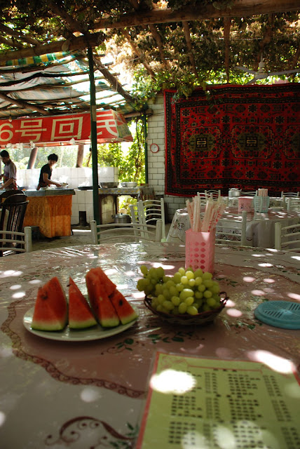 Turfan - Putaogou restaurant raisin pasteque offert Turfan - Putaogou restaurant raisin pasteque offert