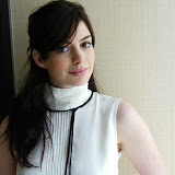 anne-hathaway-1600x1200-26835.jpg