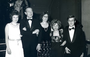 Ya al final de su vida. Foto tomada en la Escuela Oficial de Nautica de Barcelona. D. Federico con su esposa Roser, y, en ambos extremos, Charo y Enrique, tambien marino mercante..jpg