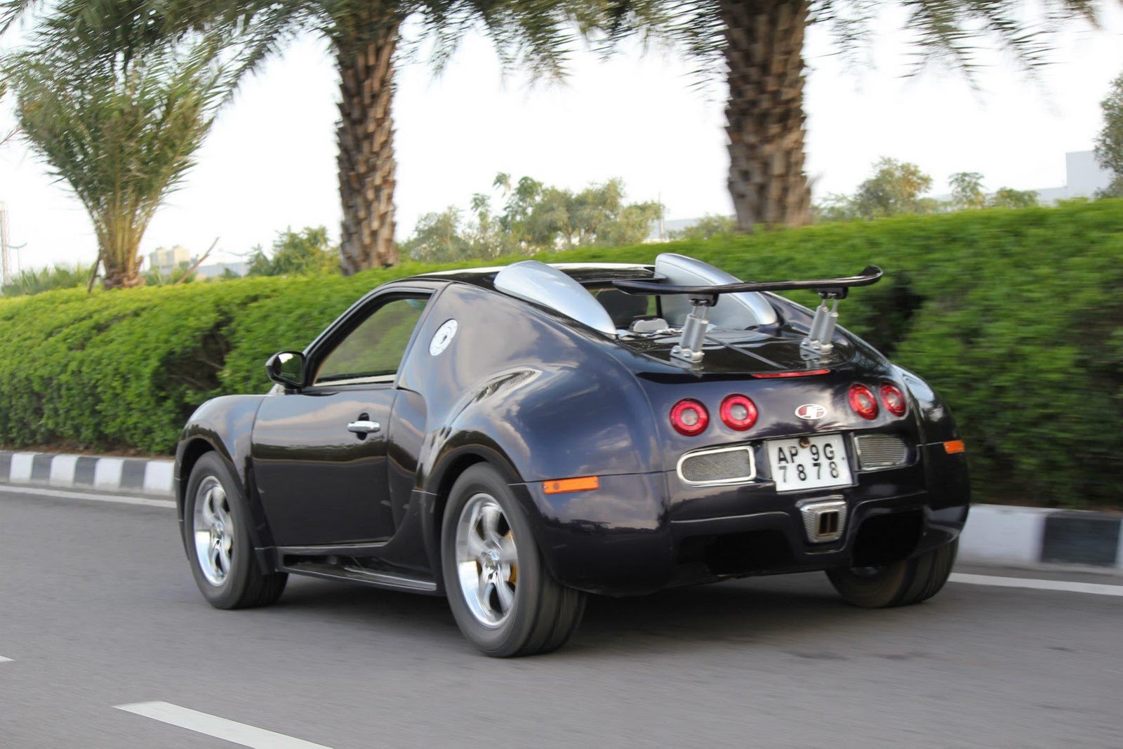 Suzuki-Marutti-Bugatti-Veyron-Replica-20[2].jpg