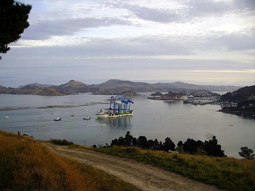 Arrival of the first new container crane