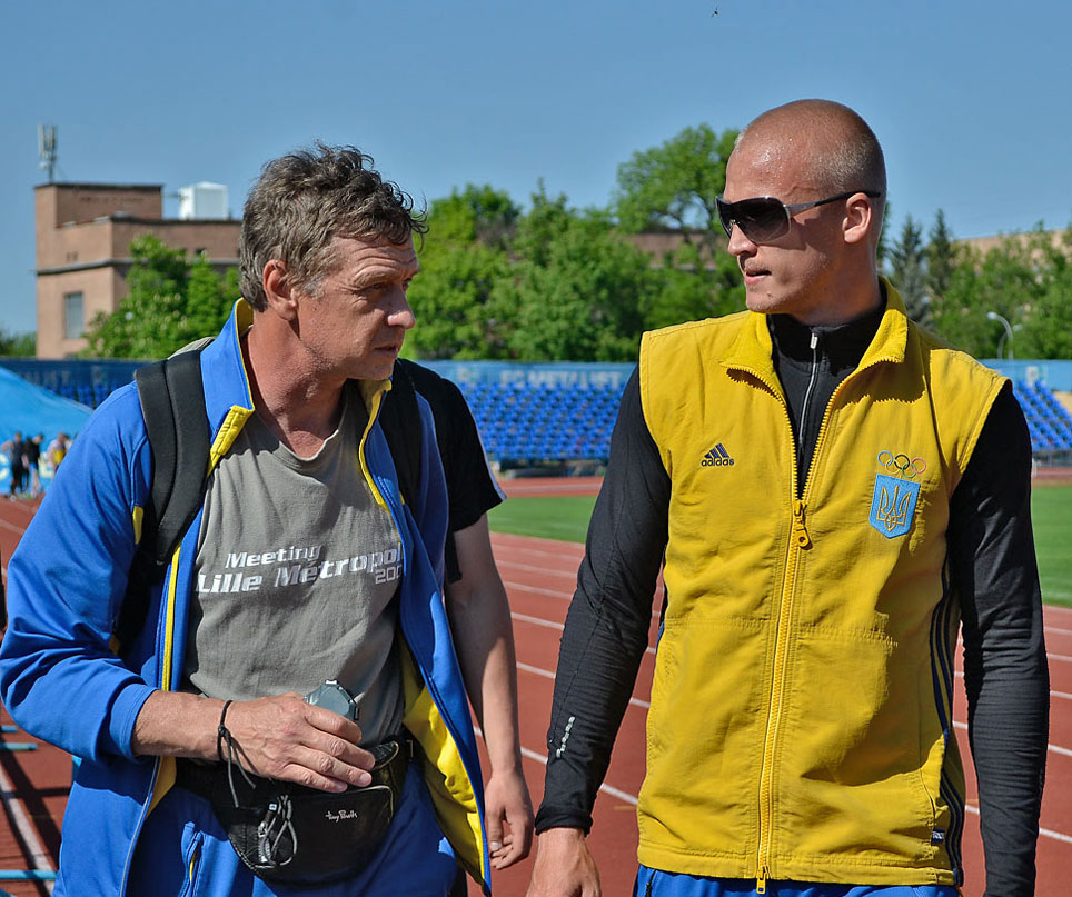 БОДРОВУ Валерію Васильовичу - особистому тренерові чемпіонів з легкої атлетики Ігоря Бодрова та Руслана Перестюка 