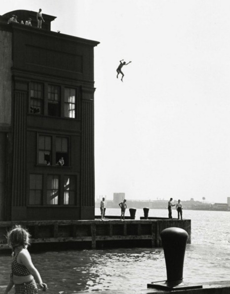 ruth-orkin-boy-jumping-into-hudson-river-1948