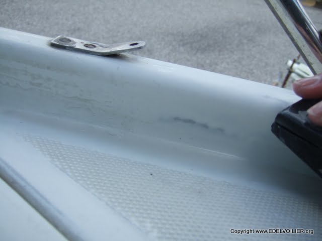 Ponçage du pont. Le plus difficile est de remettre à plat (d'éliminer) toute les coulures de l'ancienne peinture !