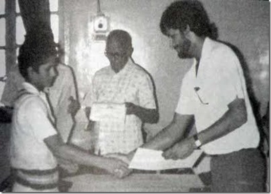 sandip patil giving prize to Sachin