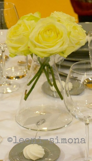 centrotavola-rose-gialle-in-brocca-vetro