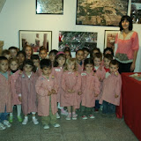 Foto de grupo de los niños con profesora y guia.