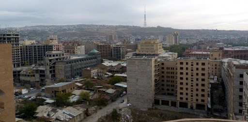 Старые здания у подножия новостроек возле площади Республики