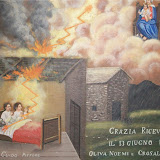 Fulmine nella baitaGR/il 13 Giugno 1907/Oliva Noemi e Crosa-Lenzi Eva/Ornavasso (a destra); Perelli Guido pittore/Gravellona ToceUn temporale infuria su Ornavasso.Un fulmine penetra dal tetto della baita fino al letto dove riposano tre donne. Lo spavento diventa preghiera per due di esse. La Madonna e S. Antonio da Padova compaiono entro le nuovle luminose dello spazio sacro, che s'oppone al nero della notte. Le due in preghiera si salvano, mentre la terza sembra abbandonarsi al sonno eterno.s