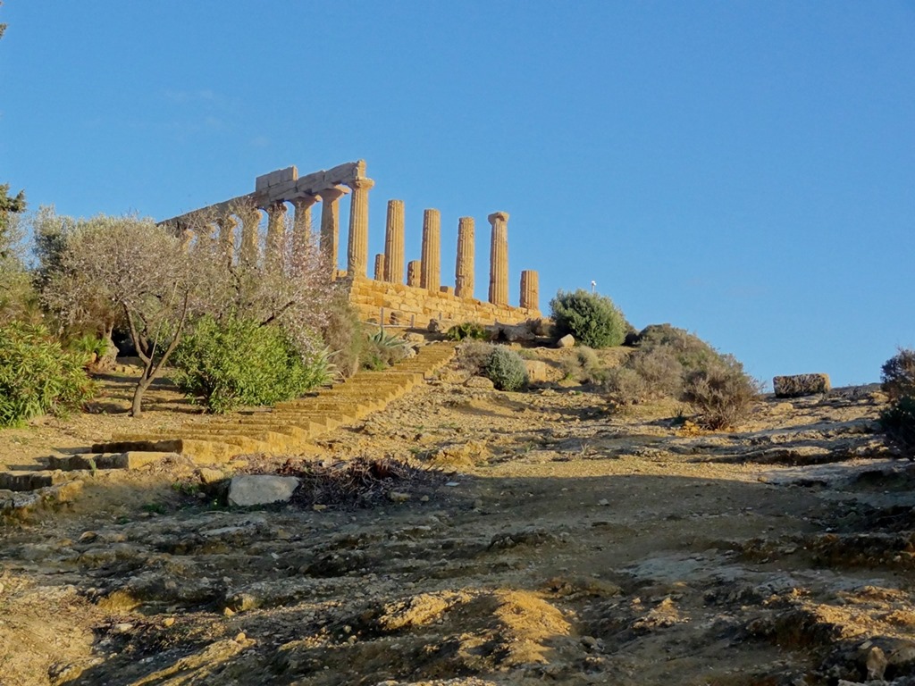 [a-valley%2520of%2520temples%25209%255B3%255D.jpg]