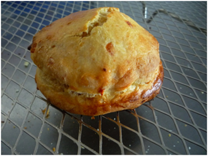 Son dos empalmados con queso crema en medio image