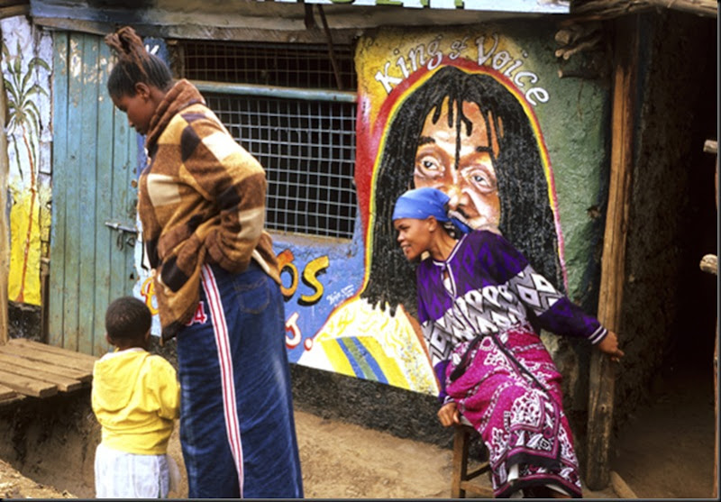 Kenya - Nairobi, art in arrival from the shanty towns