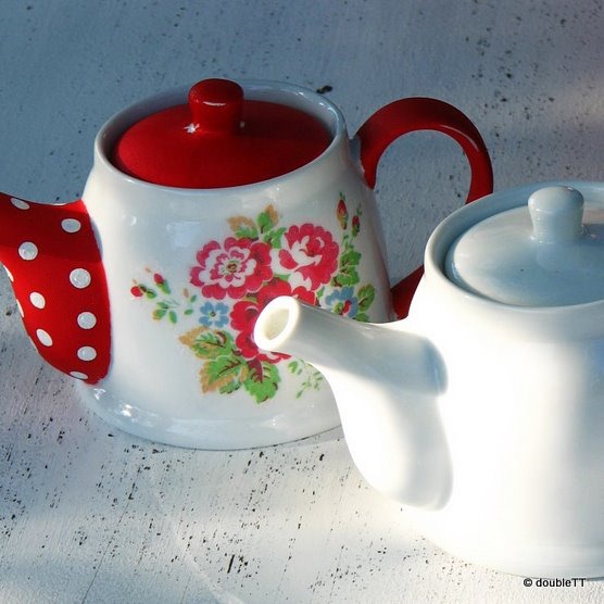 [dots%2520and%2520roses%2520tea%2520pot-1%255B5%255D.jpg]