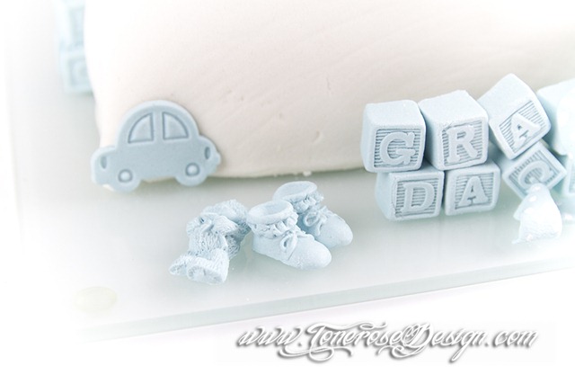  Bok-kake dåpskake inspirert av invitasjonene - marsipanpynt