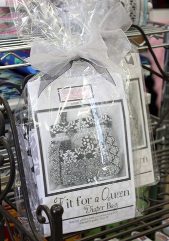 Cute diaper bag pattern: Fit for a Queen