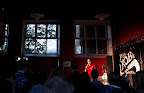 Forskarpuben ”Stand-up for Science” med Afterwork  på ForskarFredag i Trollhättan 2011. Årets dragplåster var Özz Nujen. Foto: Högskolan Väst.