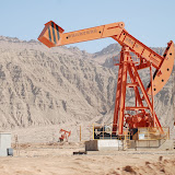 Route de Trufan - Puits de pétrole et montagne