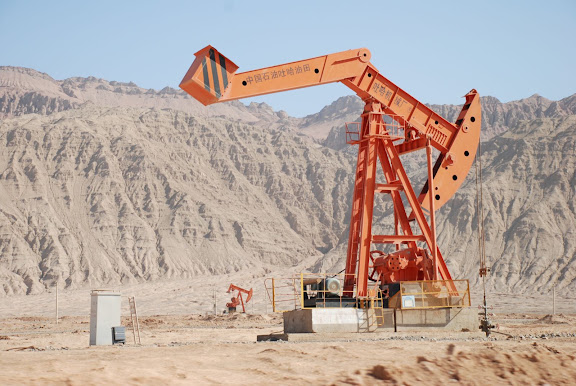 Route de Trufan - Puits de pétrole et montagne