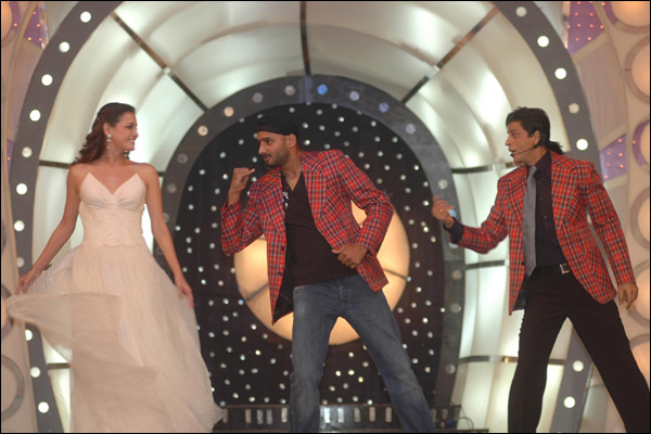 Cricket players partying with Bollywood stars...