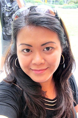 My look on a typical morning, with my hoop earrings and sunglasses - JustAnotherPixel.net