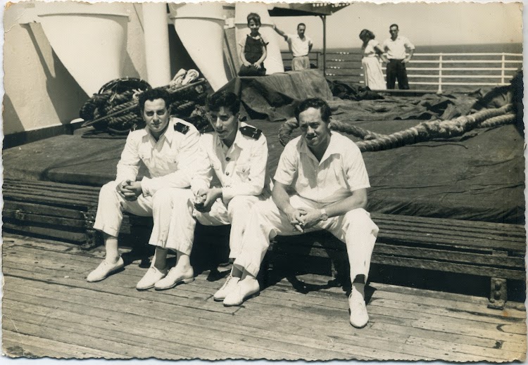 CABO DE BUENA ESPERANZA. 1955. De izquierda a derecha. Agregados Sr. Larrea (maquinas), Maruri, y gambucero Zarragoitia (El Chato). Foto Angel Maruri.jpg