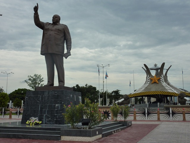 [statuelaurentdsirkabiladoigtenlair3.jpg]