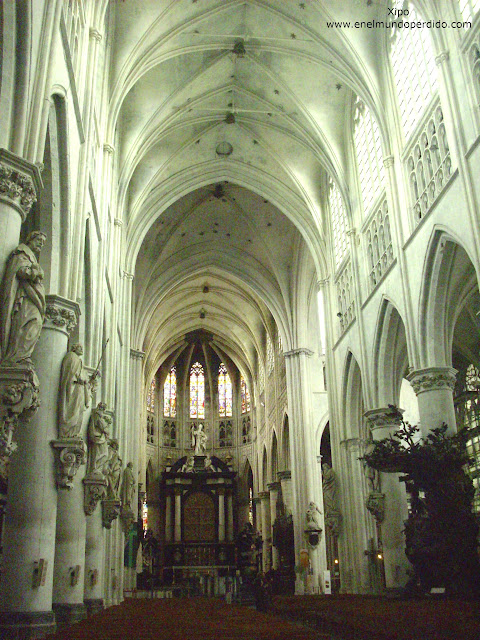 interior-catedral-san-romualdo-malinas.JPG