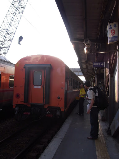 さて、今日は高雄を出て電車の旅。