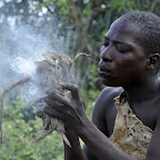 Hadzabe beim Feuermachen © Foto: Marco Penzel | Outback Africa Erlebnisreisen