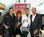 Maia Güemes, Julia Converti y Mechi, del equipo de arteBA, con Hannibal Reitano. Gentileza: Hannibal Reitano.