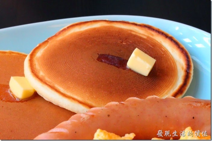 台南-PS-Cafe-Brunch。每個鬆餅的上面都有一小片的奶油，由於熱度的關係上面的奶油已經開始緩緩融化滑動。