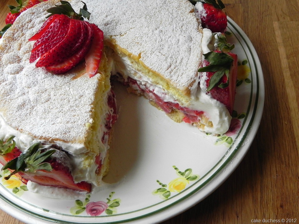 [summer-strawberry-cake-2%255B1%255D.jpg]