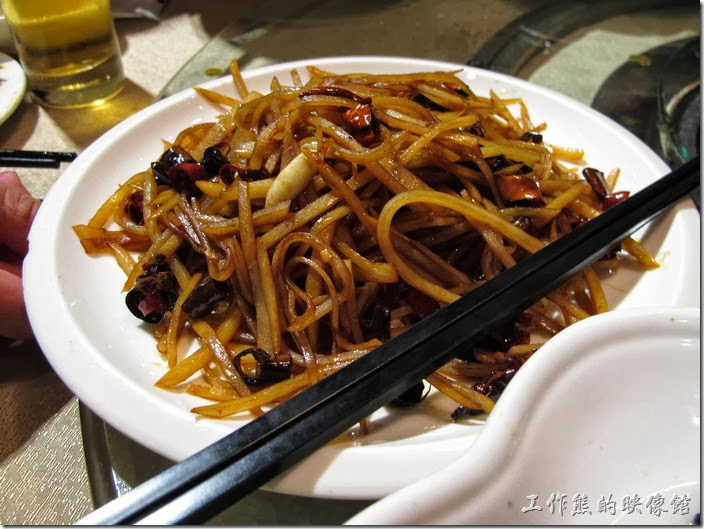 上海-干鍋居(貴州黔菜)。酸辣土豆絲，RMB$12.99。土豆絲吃起來很可口，有點像吃到薯條的感覺，可是吃不到油炸味。