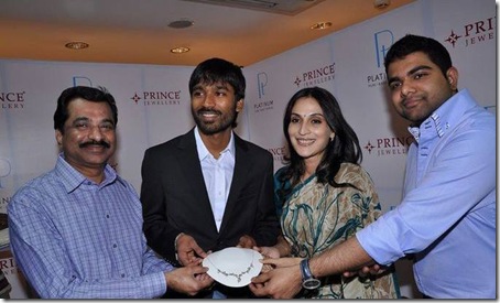 Aishwarya_and_Dhanush_unveil_Prince_Jewellery_s_Platinum3
