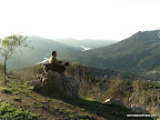Antonio con varios de sus perros de agua sentado en la "Piedra de la Esperanza" es su finca y disfrutando del entorno natural. Al fondo El Embalse de Los Hurones en El Parque Natural de Los Alcornocales.