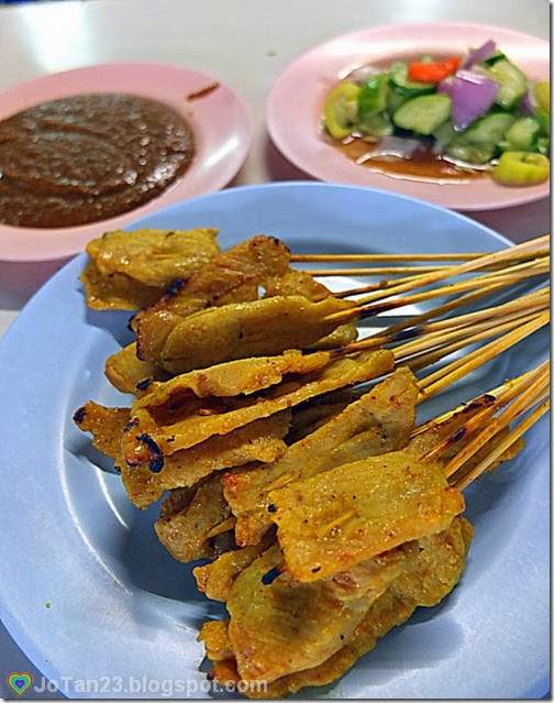 things-to-do-in-chiang-mai-eat-best-khao-soi-samerjai-pork-satay