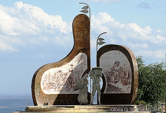 Mêda - Glória Ishizaka - Monumento em honra do vitivinicultor