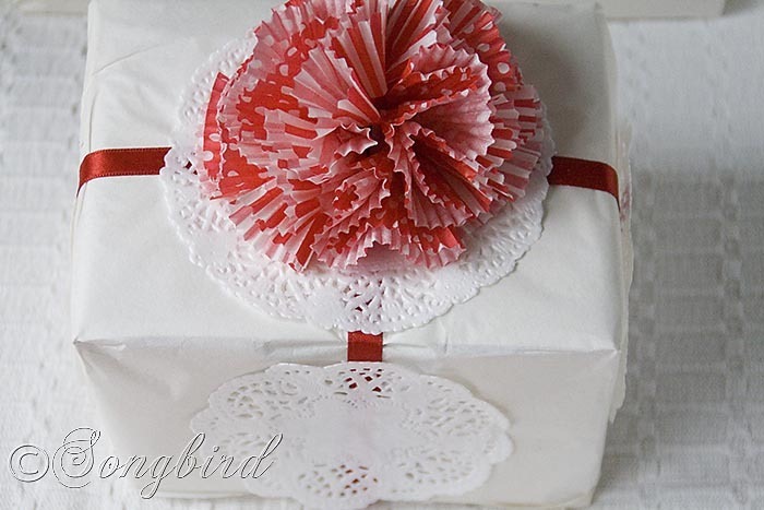 Songbird Christmas White Red Gift Wrapping 2