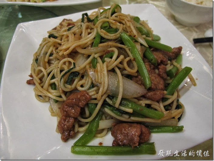 上海-寶島曼波。沙茶牛肉炒麵，這道菜不錯，比炒飯好吃，但似乎吃不太到沙茶的味道。