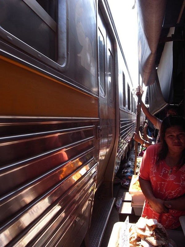 maeklong-railway-market-12