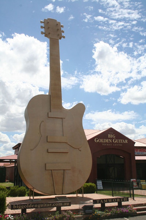 [big-golden-guitar-tamworth%255B5%255D.jpg]