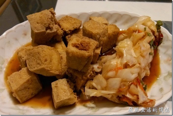 台南-無名臭豆腐。這臭豆腐和著泡菜吃會更對味。