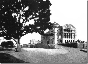 Teatro Amazonas (vista da Rua José Clemente)<br />Fonte: Álbum do Amazonas 1901-1902<br />Coleção: Jorge Herrán