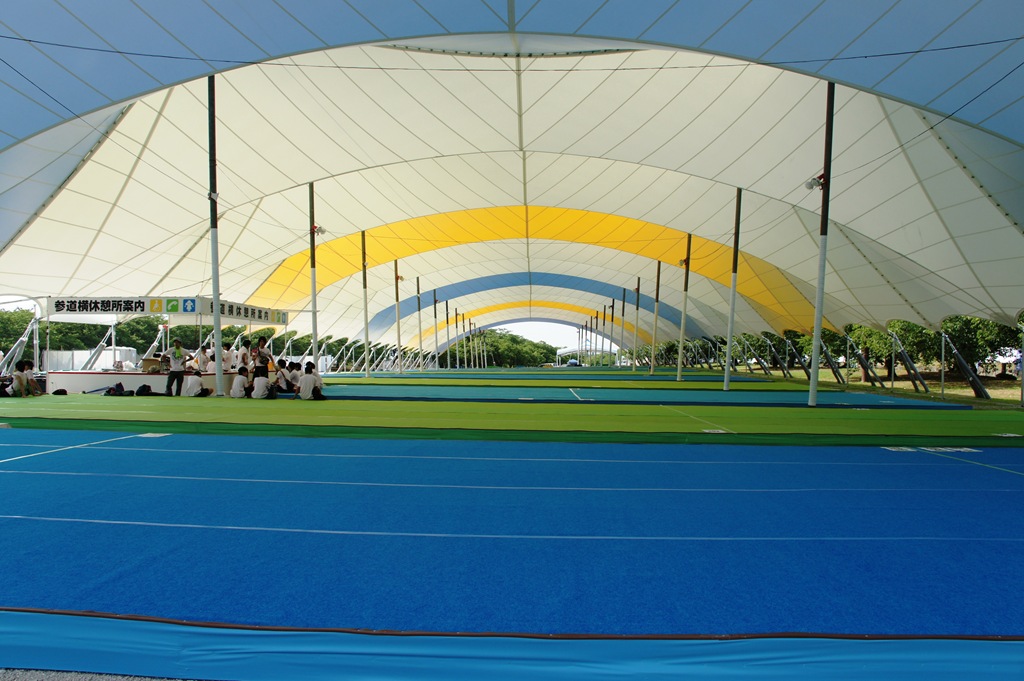 [Gloria%2520Ishizaka%2520-%2520PL%25202011%2520-%2520Tenda%2520para%2520descansar%2520no%2520dia%2520de%2520Kyosso%2520sai%255B4%255D.jpg]