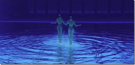 synchronized-swimmers-underwater-2