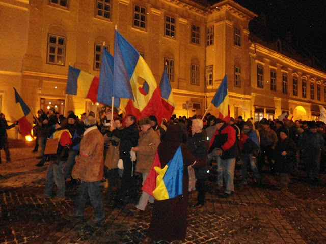 În a 5-a zi de proteste, peste 2.500 de sibieni şi-au manifestat nemulţumirile faţã de guvernarea PDL-UDMR