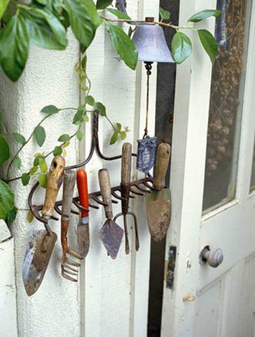 [garden-tool-organizer-recycling-rake%255B3%255D.jpg]
