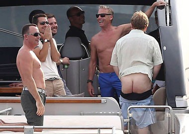 [Elton%2520John%2520bumbum%252003%255B4%255D.jpg]