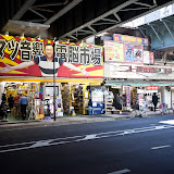 het is hier soms juust een kermis, maar ipv attracties zijn het allemaal gadget shops het is hier soms juust een kermis, maar ipv attracties zijn het allemaal gadget shops